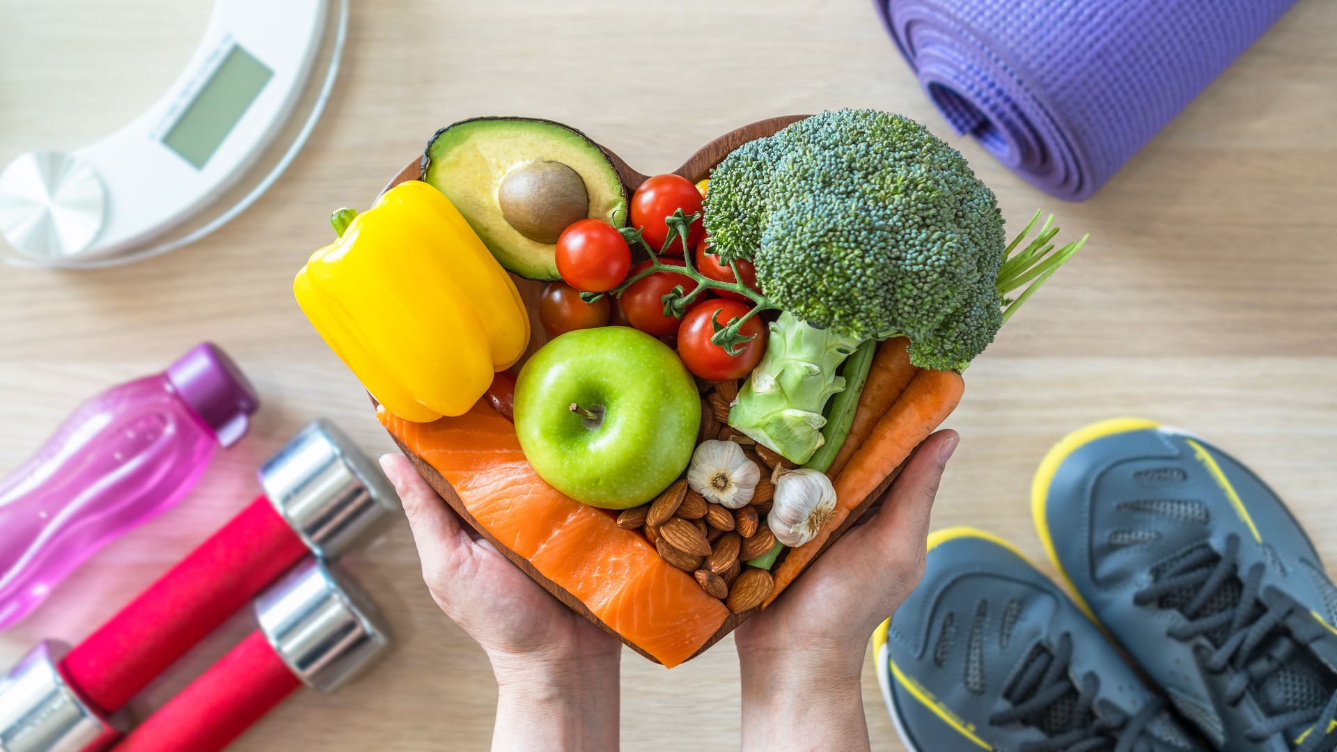 Estilo de vida saludable en la dieta cetogénica, comer keto limpio alimentos de buena salud dieta en el plato del corazón con ejercicio corporal aeróbico, clase de entrenamiento de entrenamiento de gimnasio, báscula de peso y zapatos deportivos en el g